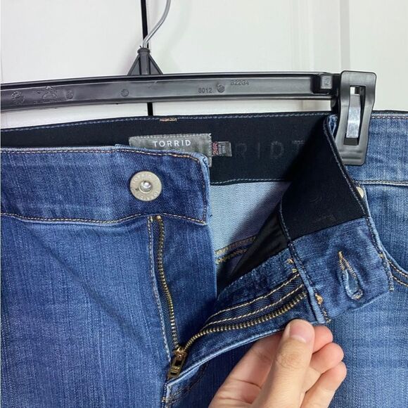 Torrid Bombshell Skinny Straight Leg Blue Jeans with Pockets stretchy size 24 - Picture 7 of 12